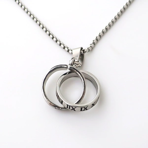 Collana in argento con due cerchi intrecciati, numeri romani e catena a maglia box