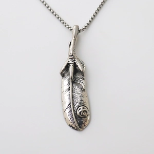 Collana con ciondolo a piuma in argento vintage con artiglio di aquila e simbolo pace