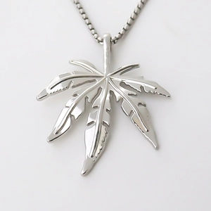 Collier pendentif feuille d'érable en alliage argenté avec chaîne box pour style urbain
