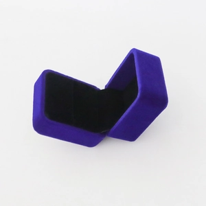 Vue détaillée de la boîte à bijoux en velours violet de qualité supérieure avec doublure noire
