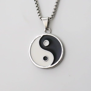 Collier avec pendentif Tai Chi Yin Yang classique et chaîne argentée sur gris