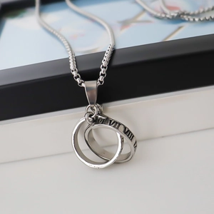 Collana con doppio anello d'argento con numeri romani su una catena box robusta