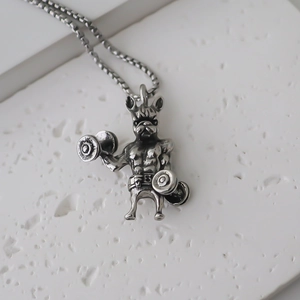 Detalle del colgante de bulldog musculoso en plata envejecida con mancuerna y cadena