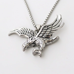 Collier avec pendentif aigle en acier inoxydable poli et détails de plumes sur chaîne