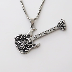Collier pendentif guitare en argent vintage avec relief de flamme et chaîne box