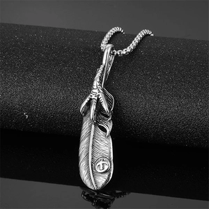 Collana Con Ciondolo a Forma di Piuma in Lega Vintage Gioielli in Stile Indiano Retro Per Uomo Donna Moda Street Accessorio