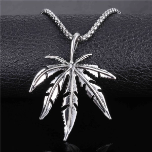 Collier Pendentif Feuille en Alliage Hip Hop pour Hommes Femmes Style Urbain Argent Électroplaqué Forme Feuille d'Érable Bijoux Accessoire
