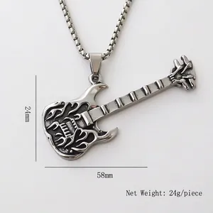 Collier avec pendentif guitare gothique en acier inoxydable et motifs de flammes
