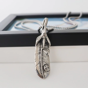 Collana con ciondolo a piuma e artiglio d'aquila vintage su cornice creativa