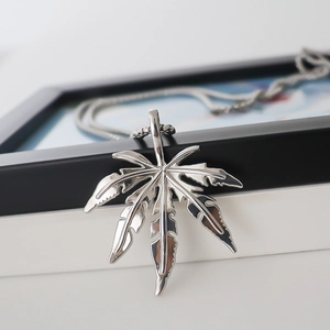 Collier avec pendentif feuille d'érable en argent poli pour un style hip hop tendance