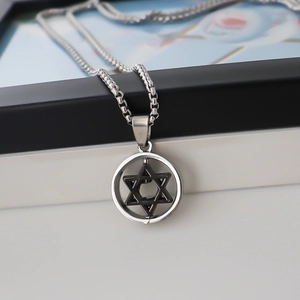 Pendentif étoile à six branches rotatif en acier inoxydable bicolore avec chaîne