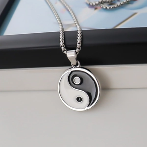 Collier avec pendentif Yin Yang Tai Chi classique et chaîne boîte argentée pour femmes et hommes