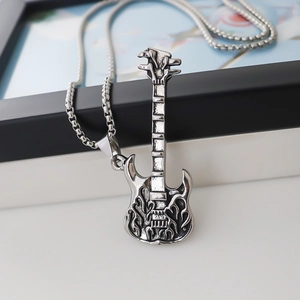 Collier avec pendentif guitare argenté aux détails de flammes et chaîne vénitienne