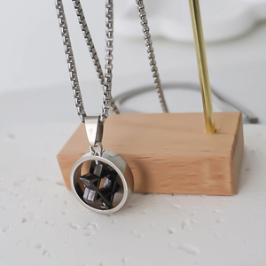 Détail d'un pendentif rond géométrique avec étoile de David sur collier à chaîne box