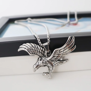 Collier avec pendentif aigle en acier inoxydable, détails de plumes sur une chaîne épaisse