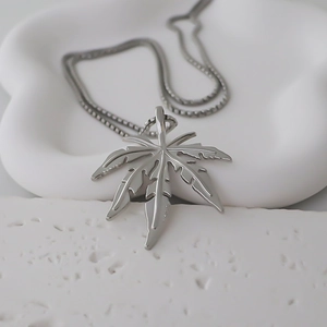 Collier avec pendentif feuille d'érable en argent poli pour style hip hop avec chaîne en métal
