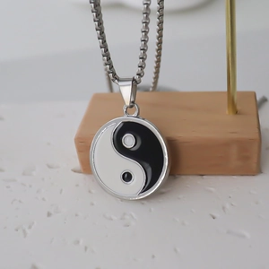 Détail du collier pendentif Tai Chi Yin Yang avec métal argenté poli et finition émail