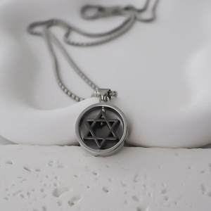Collier minimaliste argenté avec pendentif étoile à six branches rotatif et chaîne box