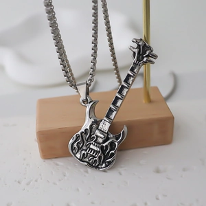 Collier pendentif guitare argent pour homme avec gravure de flammes et chaîne