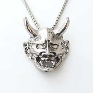 Collar con colgante de máscara de demonio plateada tallada con cadena de eslabones