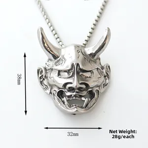 Collar con colgante de máscara de demonio retro plateado con medidas 38mm x 32mm