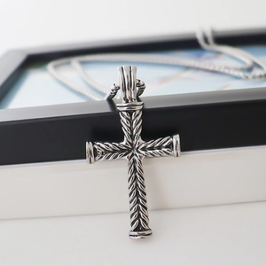 Collana con pendente a croce in acciaio inossidabile retrò con incisioni vintage