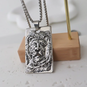 Macro de pendentif lion en relief en acier inoxydable argenté sur chaîne box