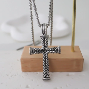 Collana con croce vintage in acciaio inossidabile con incisione su catena a scatola