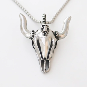 Collier avec pendentif tête de boeuf style hip hop en argent vieilli sur fond blanc