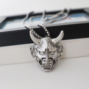 Collar con colgante de máscara de demonio plateada con cuernos y cadena de caja de acero