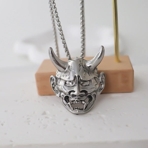 Collar con colgante de máscara de demonio retro en plata para hombre, joyería gótica en madera