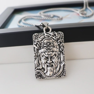 Retro-Halskette aus Edelstahl mit einem detaillierten Guan Yu Krieger Relief-Anhänger