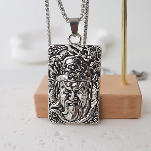Vintage Guan Yu Anhänger aus Metall in Quadratform mit dicker Silberkette für Herren