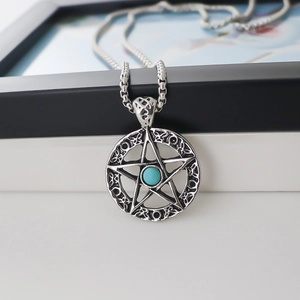 Collana con ciondolo a pentagramma vintage con pietra turchese e incisione di rune