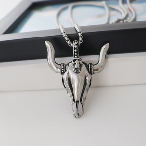 Collier avec pendentif tête de taureau argentée de style hip hop et finition rétro