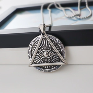 Collier vintage argenté avec pendentif Œil de la Providence et gravure pour hommes