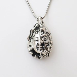 Collier pendentif relief Bouddha et Démon double face en acier inoxydable argenté