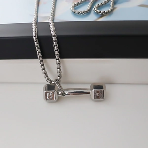 Collier avec pendentif haltère argenté poli et chaîne box pour homme style hip-hop