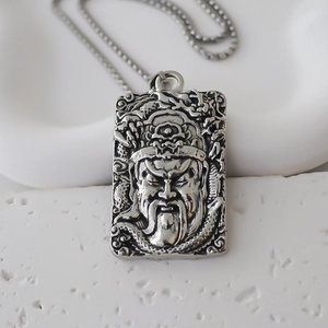Makroaufnahme des silbernen Rechteckanhängers mit Guan Yu Relief und Metalltextur