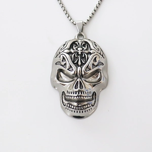 Pendentif crâne gothique avec gravure croix florale et chaîne à mailles carrées homme