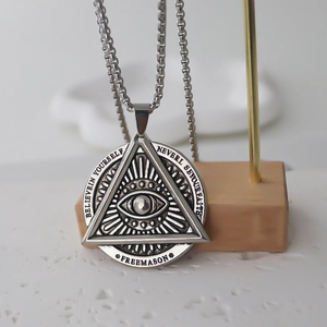 Collier vintage en acier inoxydable avec pendentif géométrique de l'Œil de la Providence