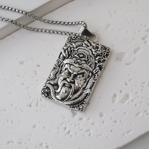 Makroaufnahme: Antik-silberner Anhänger mit武将-Relief und Drachenverzierung an Kette