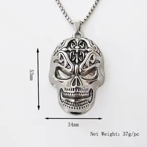 Collier pendentif crâne gothique en argent vieilli avec détails de croix et dimensions