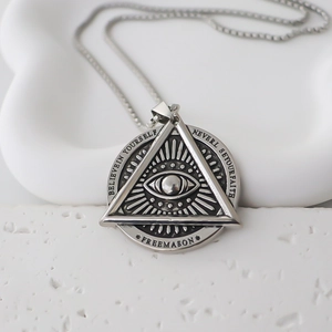 Détail du pendentif Œil de la Providence en argent avec triangle et gravure maçonnique