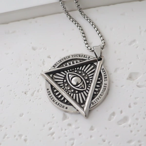 Détail du collier argenté avec pendentif Oeil de la Providence et gravure franc-maçon