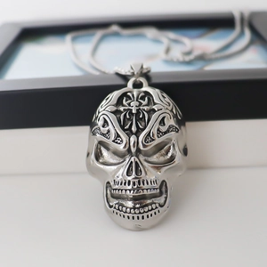 Collier pendentif crâne gothique avec gravures de croix et volutes de style punk