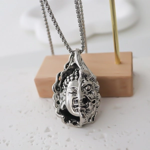 Pendentif Bouddha et Démon double face en acier argenté suspendu sur un support en bois