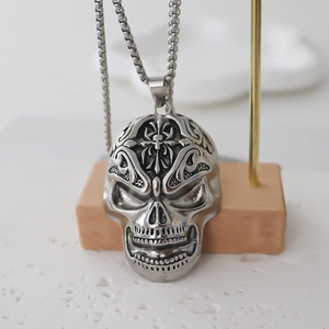 Pendentif tête de mort punk argenté avec gravure de croix sur chaîne box homme