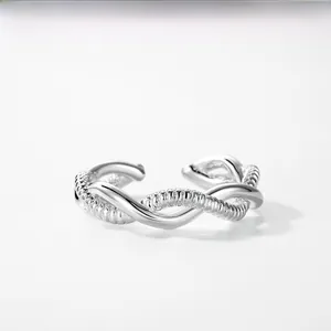 Detail eines S925 Sterlingsilber Rings mit modernem minimalistischem Seil-Design