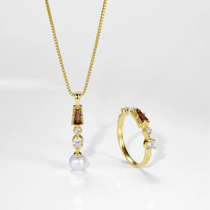 Elegante conjunto de joyas de oro con piedras marrones y perlas de agua dulce